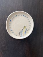 Assiette en céramique faite et peinte à la main
