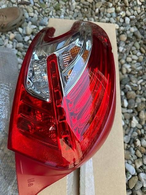 Peugeot Fari: Feu arrière gauche Peugeot 208 – Usato da Champagne venduto da nan_2dwz 1