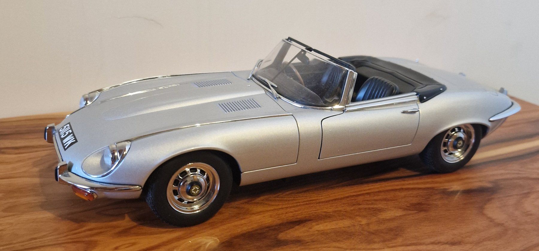 Autoart Modellautos: Autoart 1:18 Jaguar e-type silber – Gebraucht aus Rüti b. Büren von tempo50