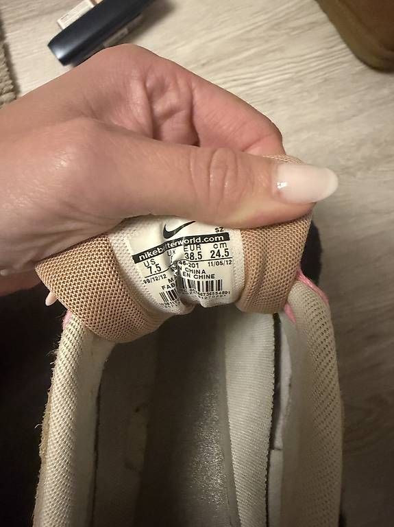 Scarpe da donna: Nike Turnschuhe Gr. 38.5  – Usato da Kreuzlingen venduto da ami_6mbf 2