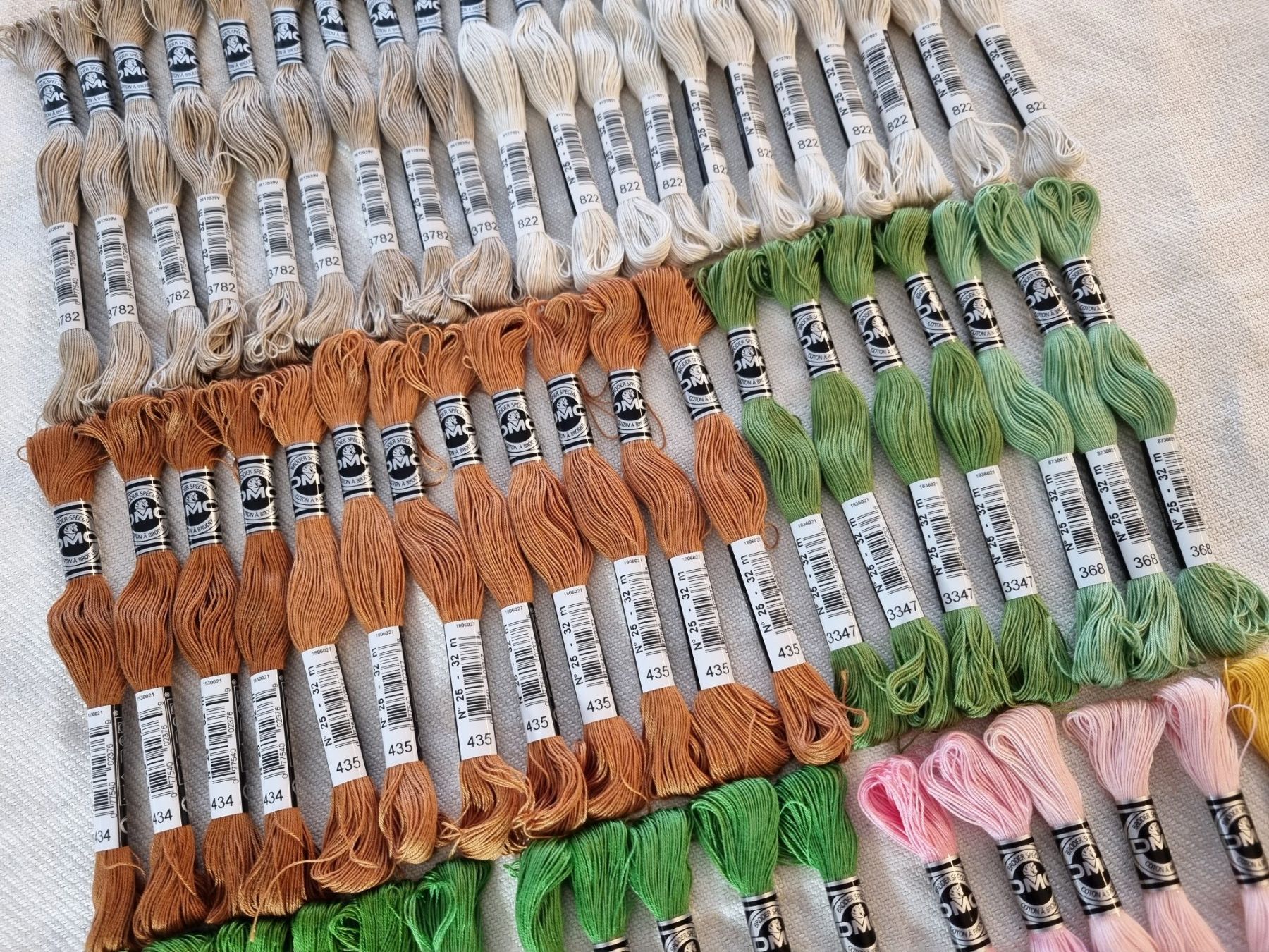 Cordicelle & Fili: 56x DMC Stickgarn Knäuel Baumwolle Nr. 25 – Nuovo e nell'imballaggio originale da Mels venduto da DACRI 2