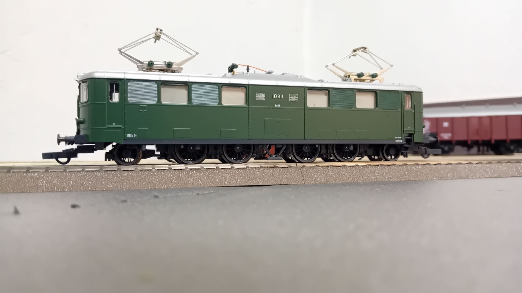 Roco Modelleisenbahnen: ROCO SBB Ae4/6 10811 Dummy mit Decoder DC digital – Gebraucht aus Murten von fotorothen