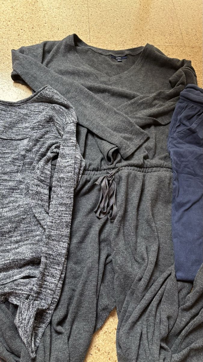 Lotti di vestiti: Kleiderpaket: Bequeme Kleidungsstücke – Usato da Roggwil BE venduto da R.. 3