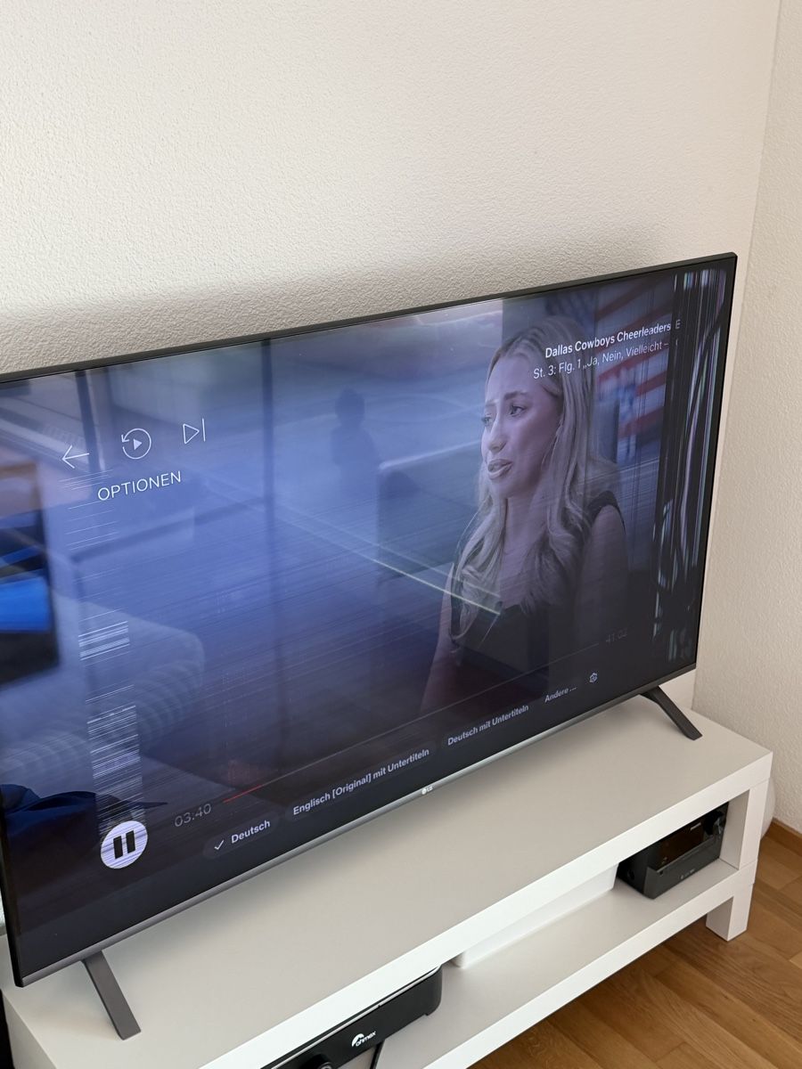 LG Fernseher: LG TV mit Displayschaden (tw. Streifen) – Gebraucht aus Reiden von fashion_2021