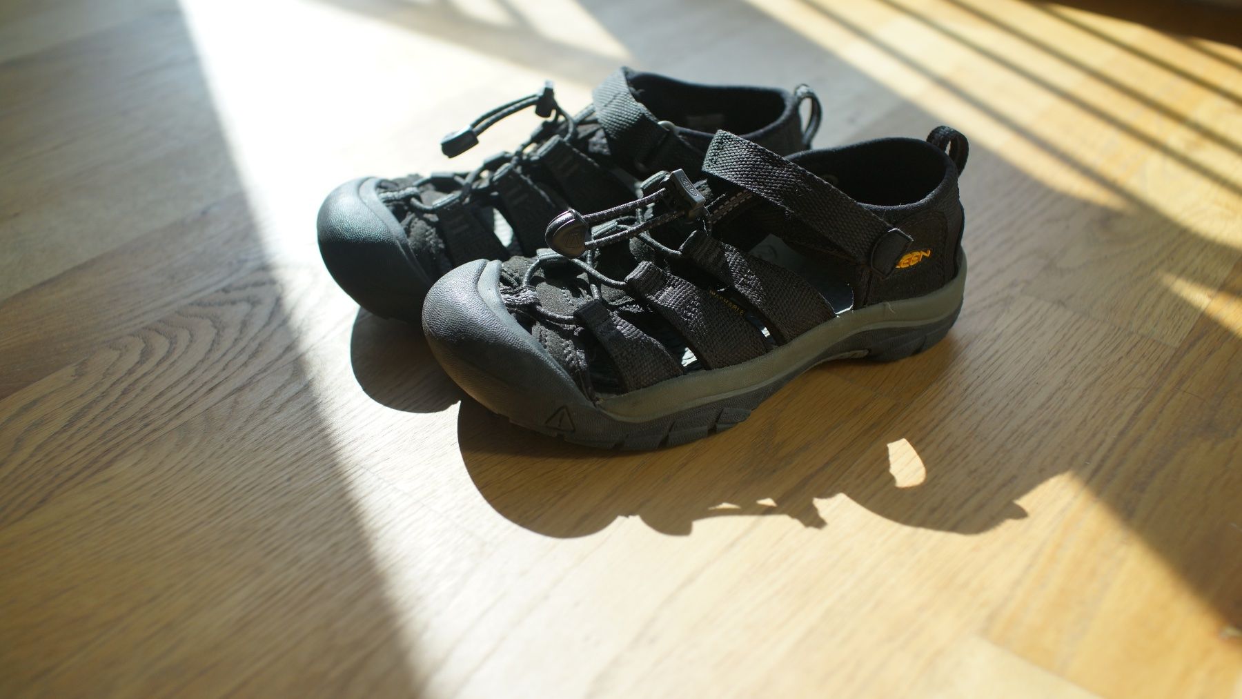 Scarpe per ragazzi: Keen Trekkingsandale Schwarz Gr. 34 – Usato da Biel/Bienne venduto da Cyp79