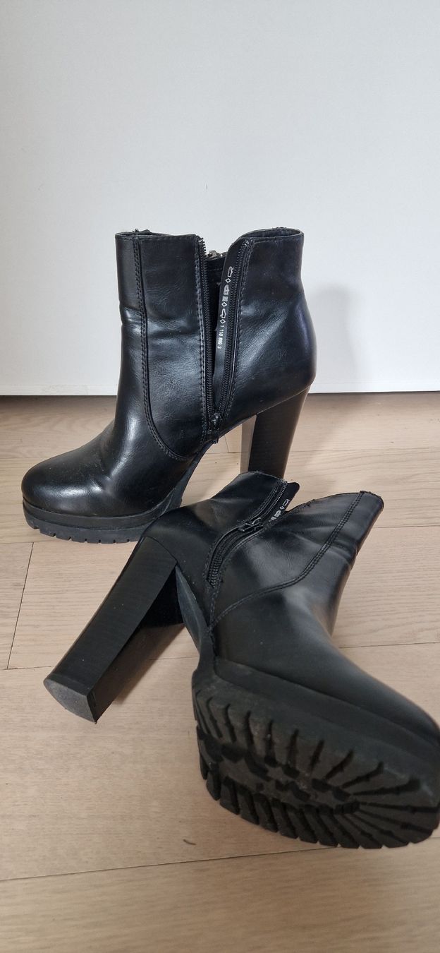 Damenschuhe: Botines + chaussures  – Neu (gemäss Beschreibung) aus Le Landeron von Isotoxin 1