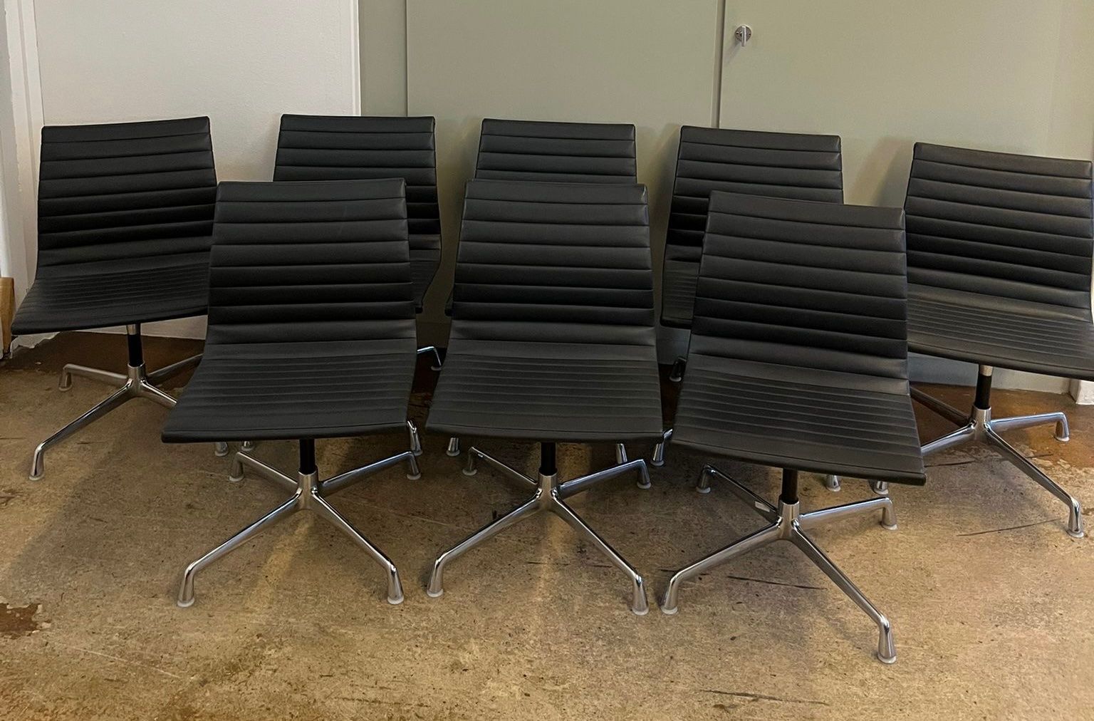 Vitra Sedie: 8 Stück vitra. Aluminium Chairs EA 105_Charles & Ray Eames – Usato da Herisau venduto da playoff15 1