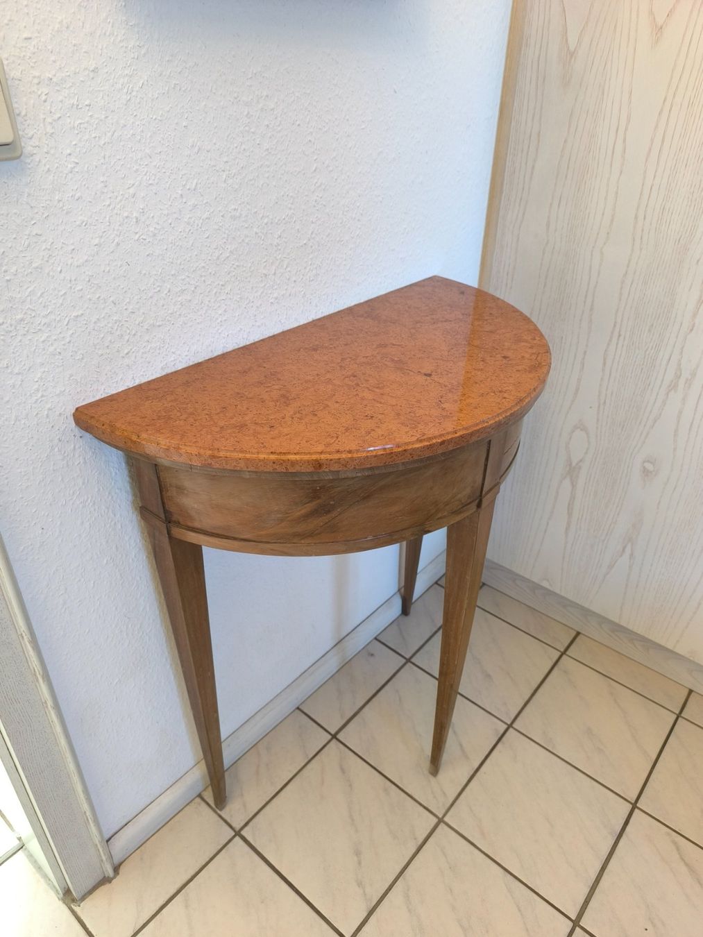 Eichholtz Tavoli: Abstelltisch halbrund, Holz, Marmorplatte – Usato da Riehen venduto da tin_yx6j 1