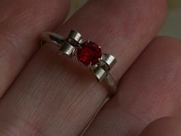 Süsser Vintage Ring mit rotem Stein, Grösse 55