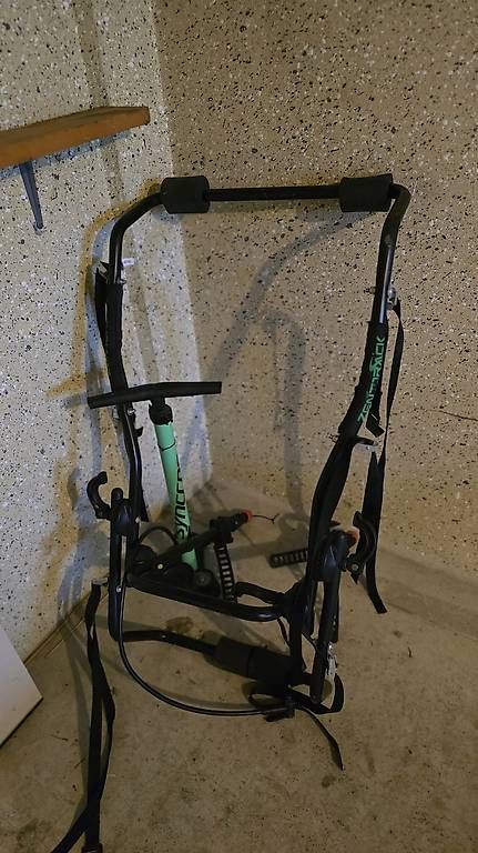 Pièces détachées: Bicycle hanger  – D'occasion à Le Grand-Saconnex par lol_zs8k
