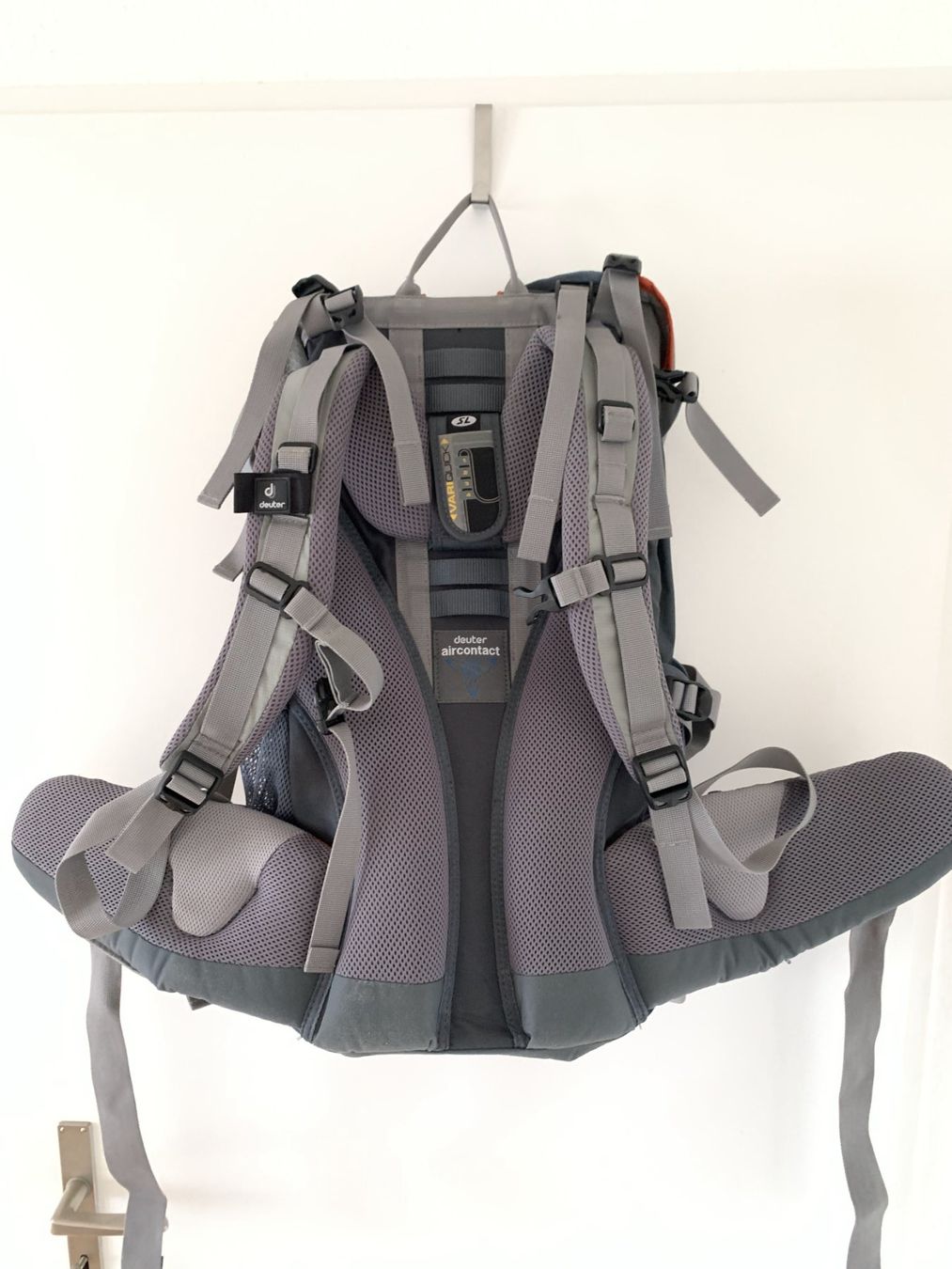 Deuter Zaini: Deuter Rucksack Act Lite 35 + 10 L Orange/Grau – Usato da Zürich venduto da dee_75my 4