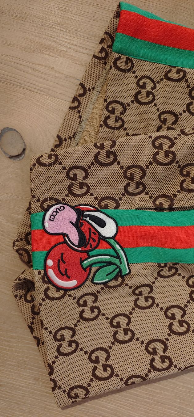 Gucci Pantaloni: Gucci Shorts limited Cherry Edition – Nuovo (secondo la descrizione) da Meilen venduto da Aphrodite87 2