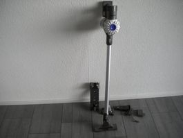 Dyson V-6 Akkustaubsauger mit Rohr + neue Akku