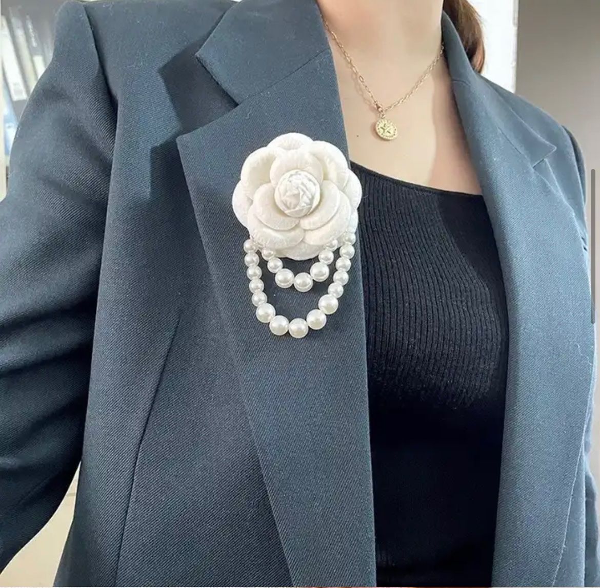 Spille & Fermagli: BROSCHE MIT KAMELIENBLÜTEN AUS STOFF – Nuovo e nell'imballaggio originale da Zürich venduto da Mina_09