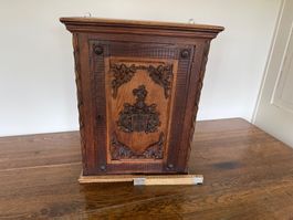 Wandschrank Holz geschnitzt Wappen Motiv antik gebraucht