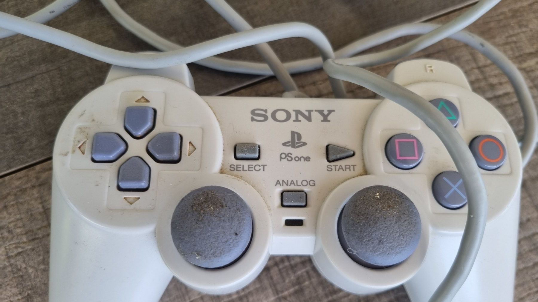 Sony Controller: Sony PSOne Controller Weiss Analoge Steuerung mit Kabel+A... – Usato da Bözberg venduto da heinz-d 1