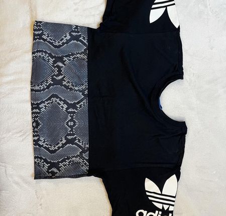 Adidas Maglietta nera con stampa serpente- Taglia S