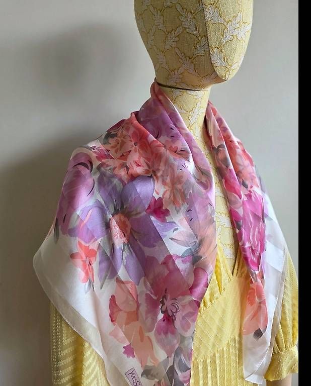 Foulards, Tücher & Schals: YSL Seidentuch – Gebraucht aus Zürich von sanela1122 1