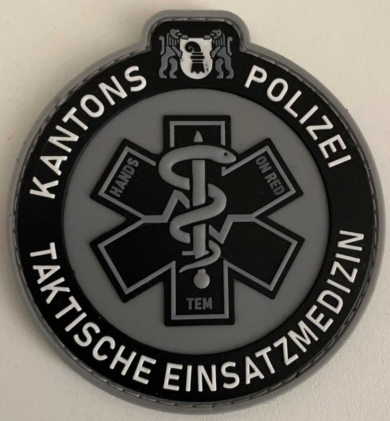 Swiss Plaketten & Abzeichen: Kantons Polizei Taktische Einsatzmedizin  Patch Klett. – Neu und originalverpackt aus Emmenbrücke von F.ingl-1947