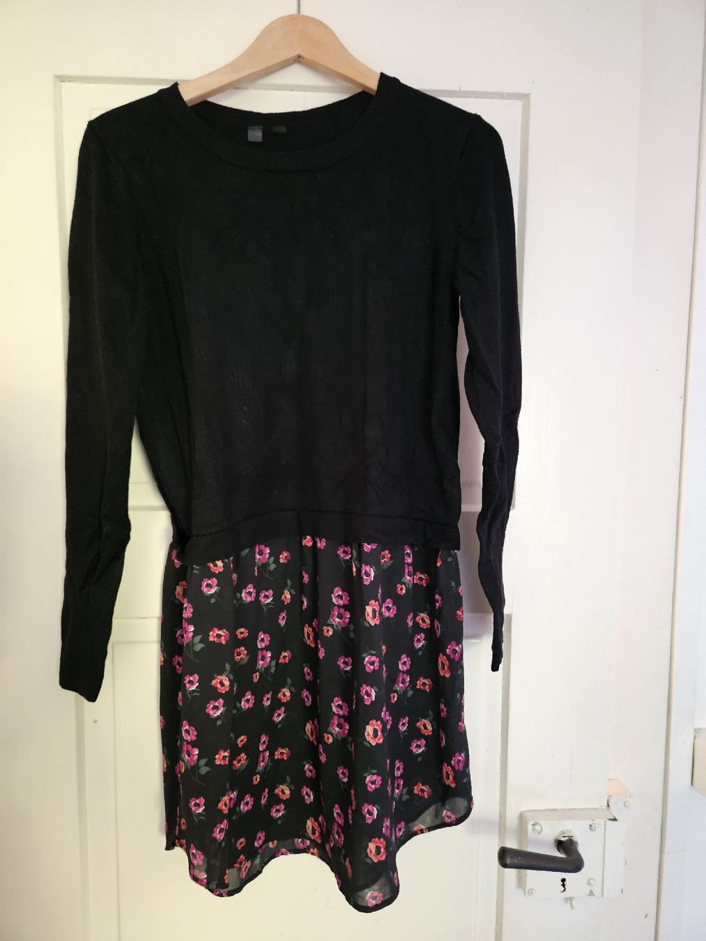 Vestiti: Pulloverkleid mit luftigem Rockeinsatz Gr. S – Usato da Arlesheim venduto da Flohmi_A_Z