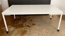Novonda Tisch auf Rollen***NEU AUS DER AUSSTELLUNG***