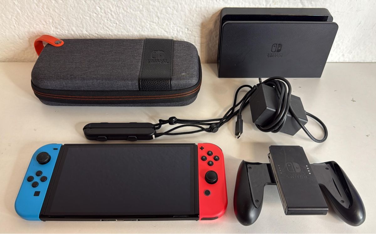 Nintendo Consoles: Nintendo Switch OLED - Great Condition! – D'occasion à Ehrendingen par bubulence