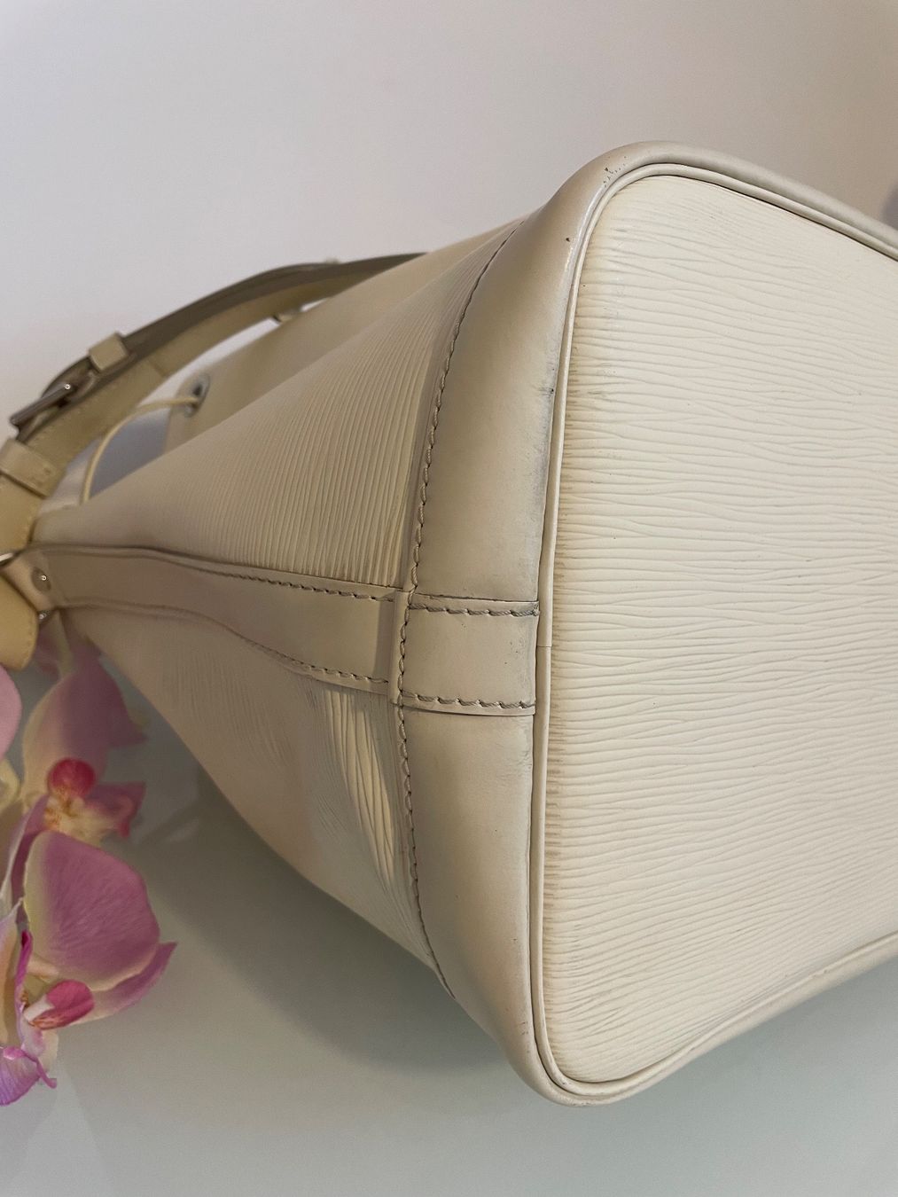 Louis Vuitton Borse da donna: Louis Vuitton Petit Noé weiss – Usato da Hittnau venduto da LuxAndMore 5