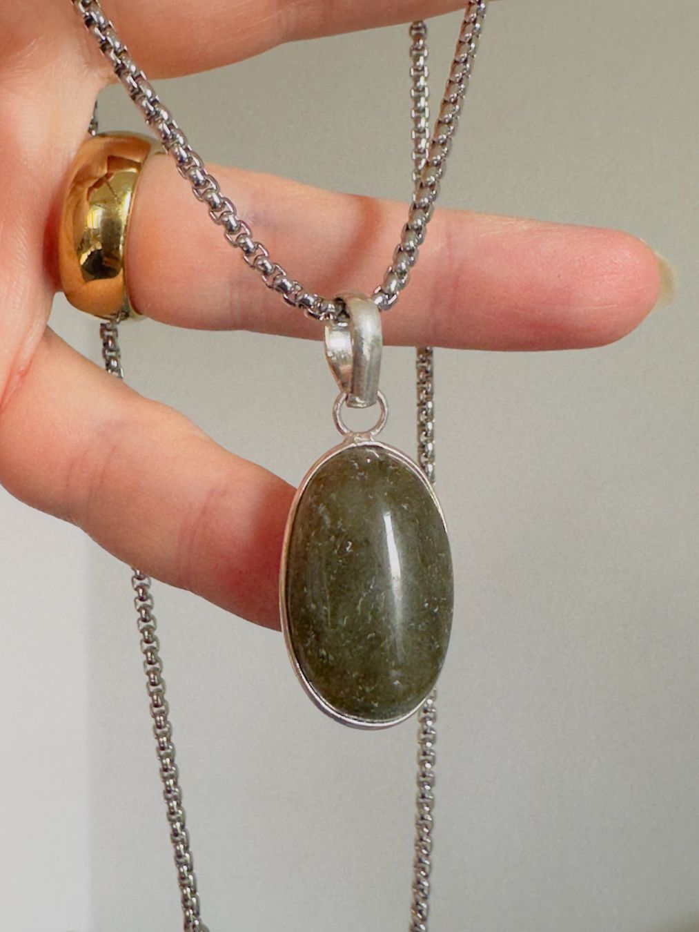 Ketten: Fashionable labradorite necklace – Neu und originalverpackt aus Genève von AGBERG 3