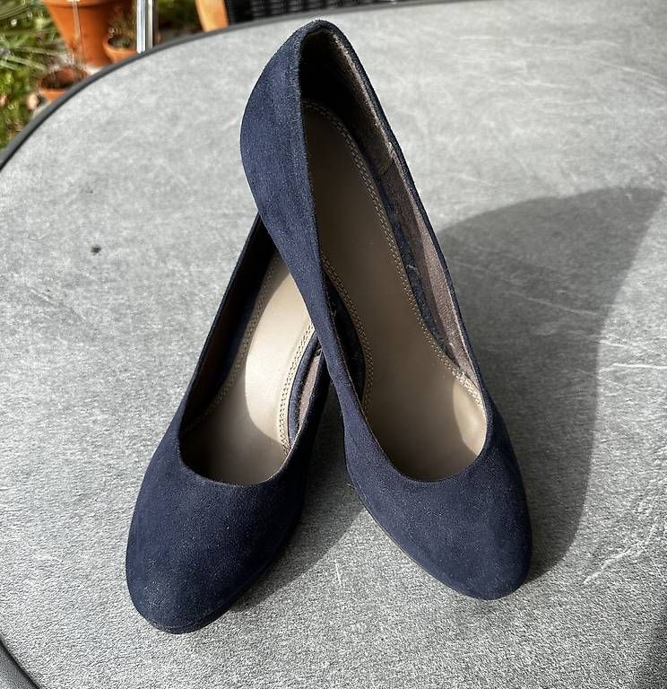 Scarpe da donna: Pumps dunkelblau 7,5 cm Absatz, Gr. 40 – Usato da Thalwil venduto da and_fdf5