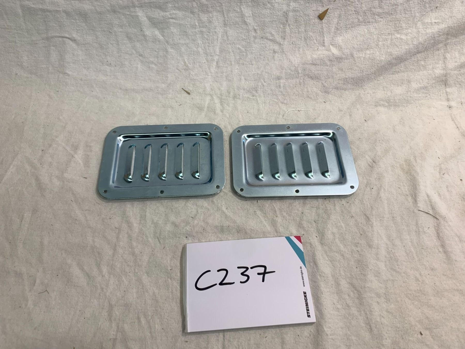 Valigie: 2x Case Einbau Lüftungsschalen (C237) – Nuovo (secondo la descrizione) da Däniken SO venduto da Profog1