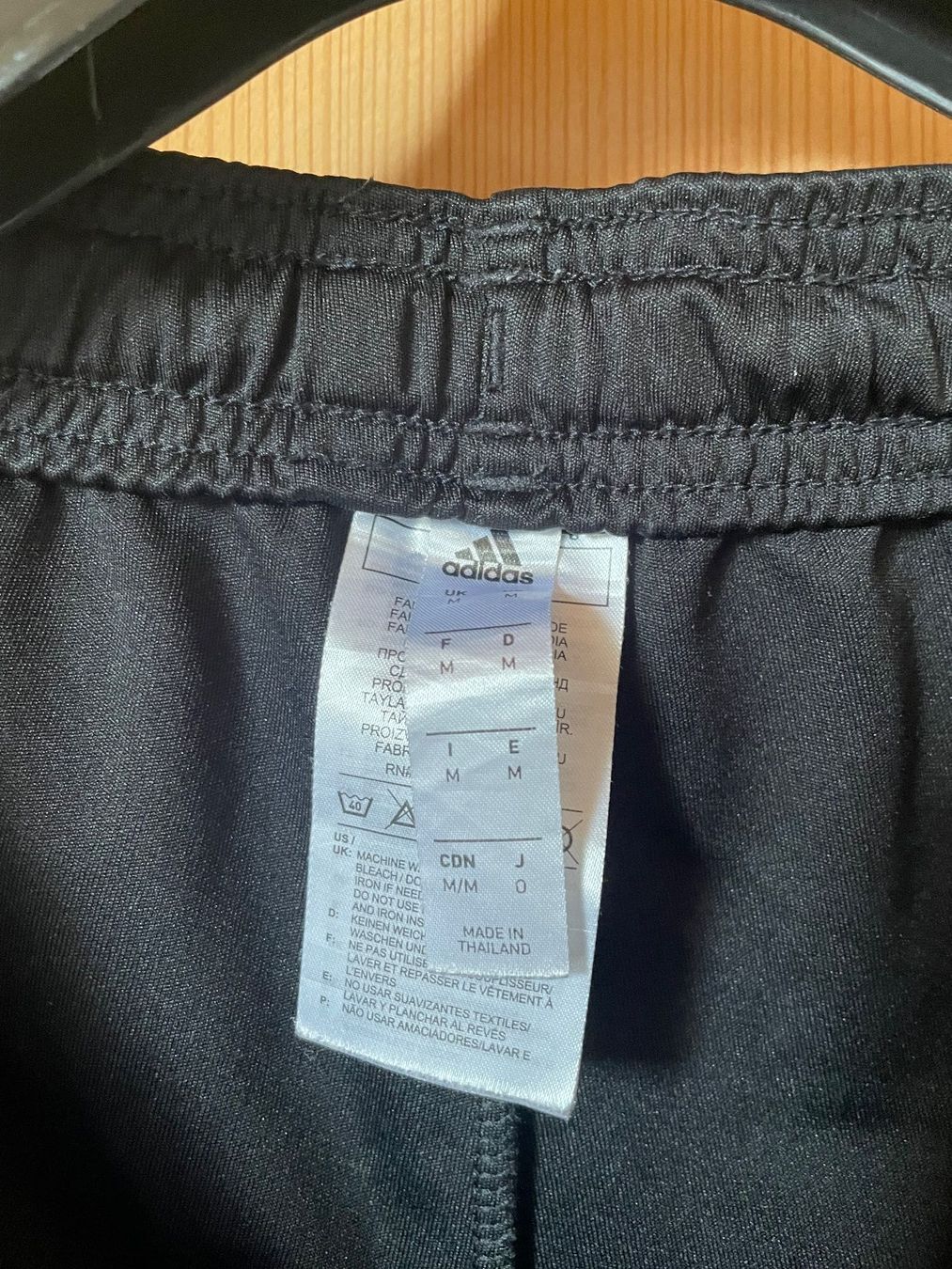 Adidas Hosen: Adidas Shorts Grösse M – Gebraucht aus Lommiswil von Jorin.ehrler 2