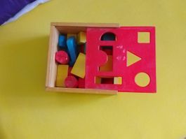 Kinderspielzeug, Holzklötze mit Wurfgitter