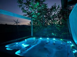 Cal Spas Whirlpool 235 × 235 cm inkl.Full-Inverterwärmepumpe