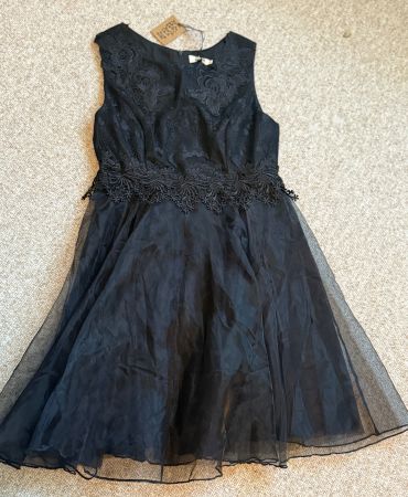 Schickes,  schwarzes Kleid mit Spitze, T1/2/36 - neu
