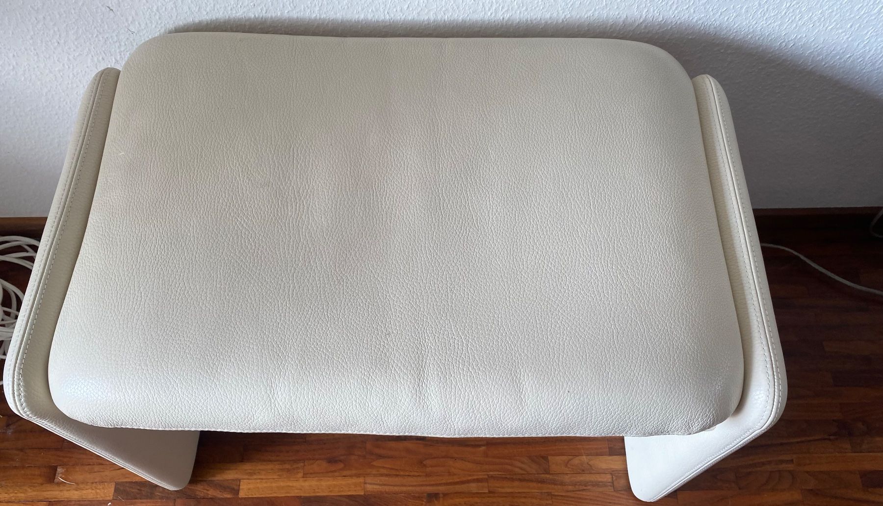 Divani: Ledersofa, Zweisitzer, cremefarben mit Hocker – Usato da Thalwil venduto da ang_97bw 3