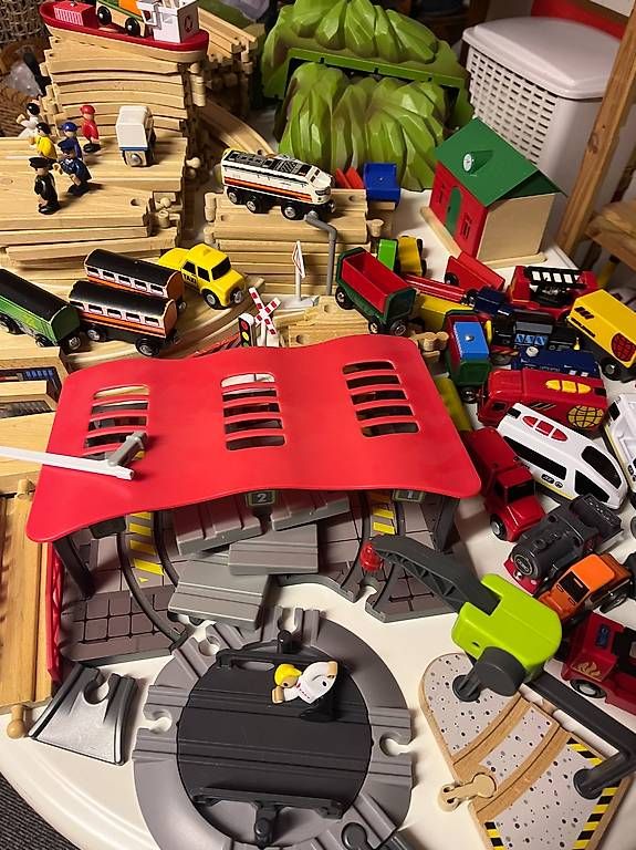 Jouets: Petit train en bois – D'occasion à Cheseaux-Lausanne par jos_vq9c 1