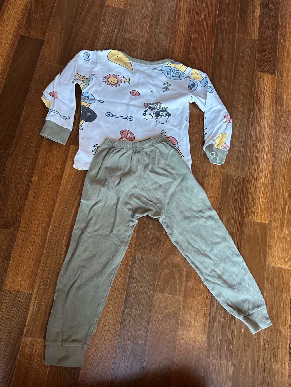 Pyjamas & Ähnliches: Pyjama Gr. 104 – Gebraucht aus Dietikon von mike.thorton 1