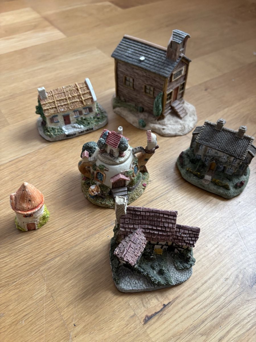 Tutte le decorazioni: Lot  de 6 maisons miniatures ( collection) – Usato da Bollion venduto da fran12