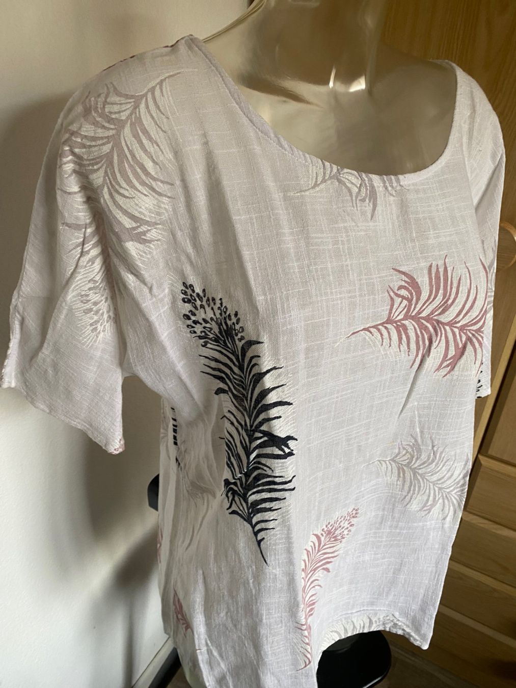 T-shirt: Leinen T-Shirt mit schönem Muster – Usato da Allenwinden venduto da Obalu 1