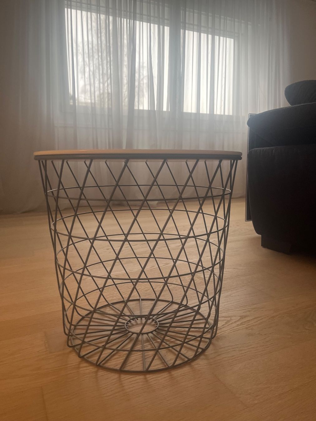 Ikea Tavoli: Beistelltisch mit Holzdeckel – Nuovo (secondo la descrizione) da St. Gallen venduto da jhaene