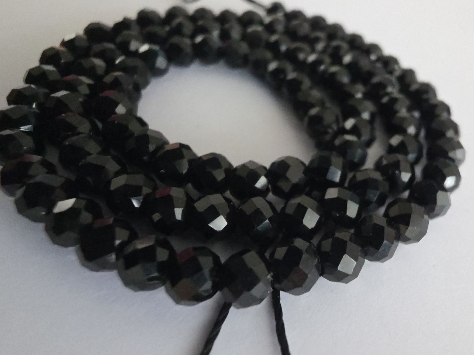 Mineralien & Heilsteine: Onyx schwarz facettiert ca. 4mm. Strang – Neu und originalverpackt aus Menziken von Mirager