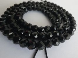 Onyx schwarz facettiert ca. 4mm. Strang
