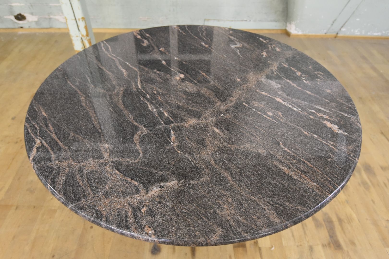 Tavoli: runder Designer Tisch aus Granit – Usato da Lichtensteig venduto da UsedIN 3