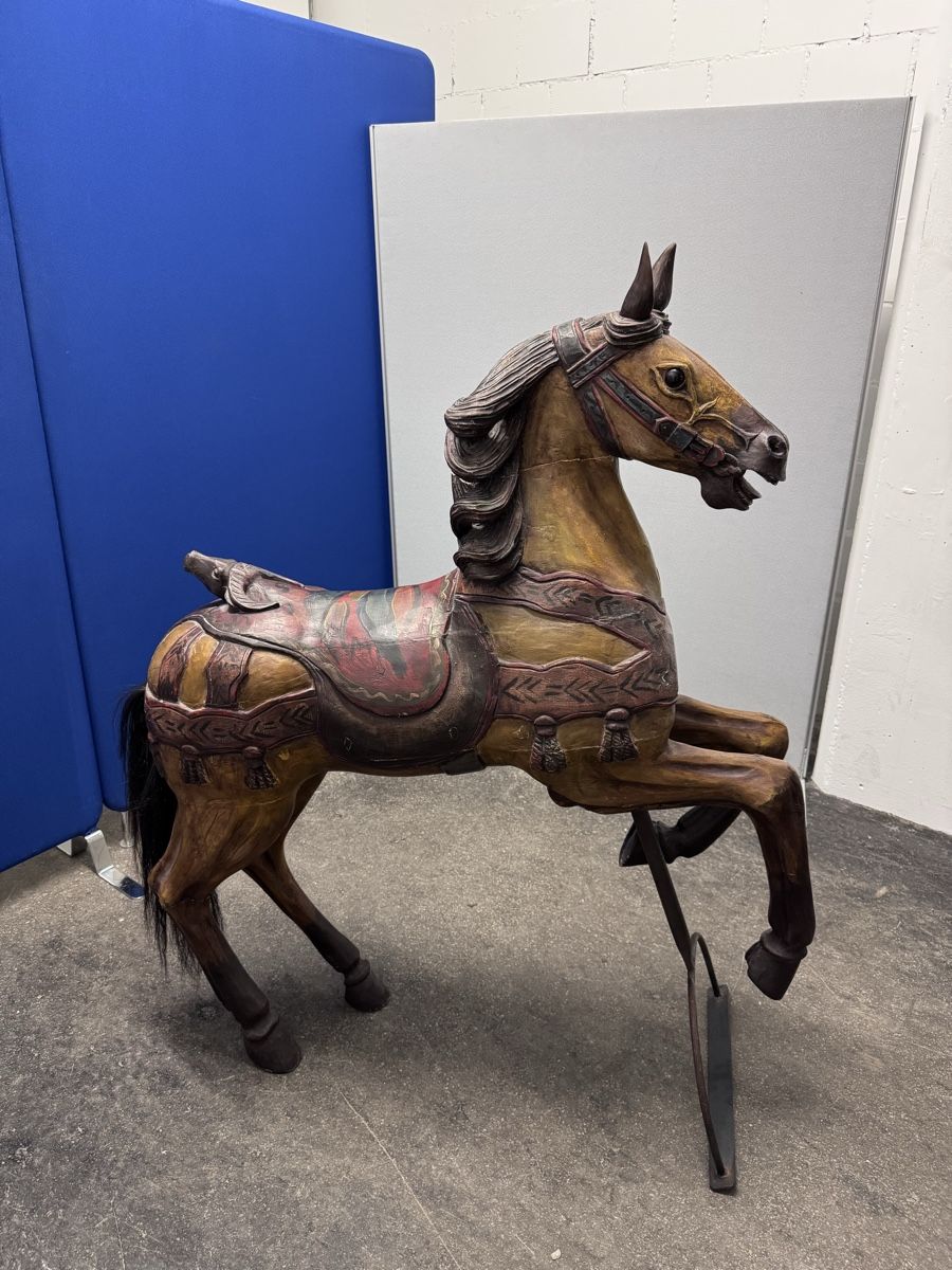 Sculture & Statue: Karussellpferd aus Holz, Höhe 1.30cm – Usato da Bern venduto da samryan 1