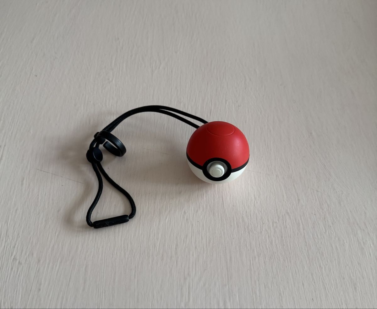 Nintendo Consoles: Nintendo Switch Poké Ball Plus Controller Pokémon  – D'occasion à Birsfelden par sam2tuusig6