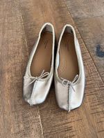 Ballerinas von Clarks in Gr. 35 1/2 (UK 3), metallic gold