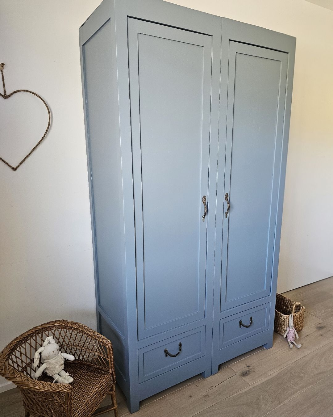 Schränke: Restaurierter Vintage Kleiderschrank  – Neu (gemäss Beschreibung) aus Genolier von kids_love_vintage 3
