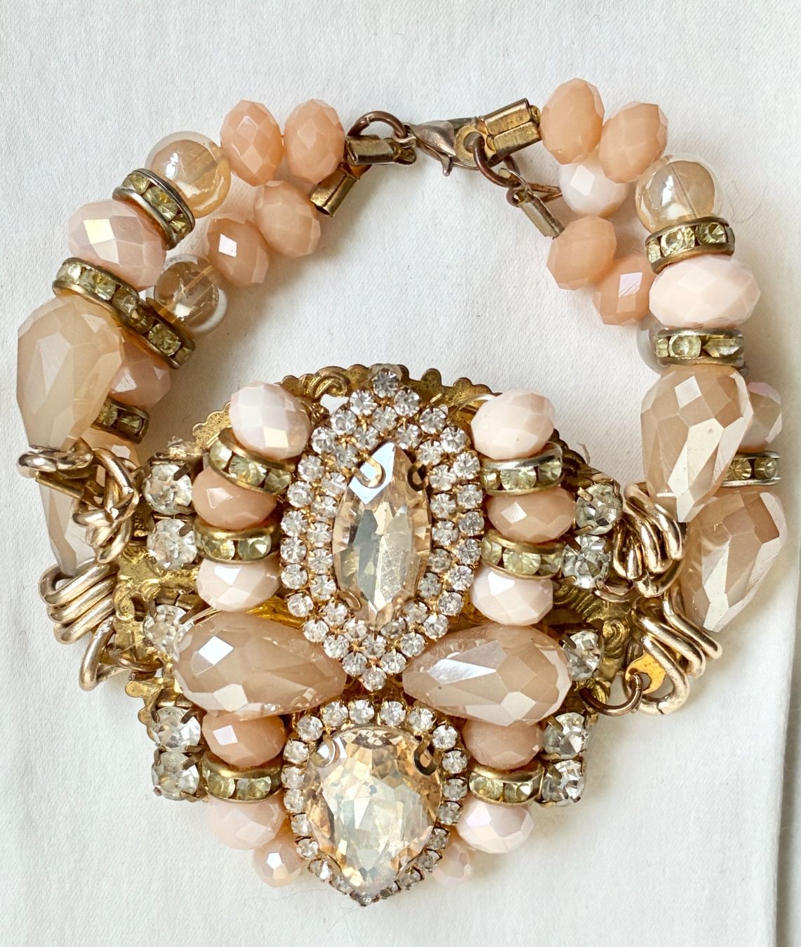 Guanti & manicotti: Weisse Vintage Satin Abendhandschuhe mit Statement Armband – Usato da Kloten venduto da Nephty 2