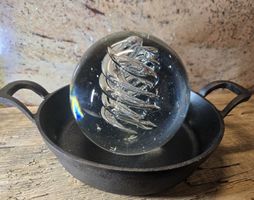 Glaskugel mit Spirale im Innern, 110 mm Durchmesser 2kg.
