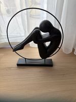 Kunstdeko “ Frau im Ring” Holz- Metal